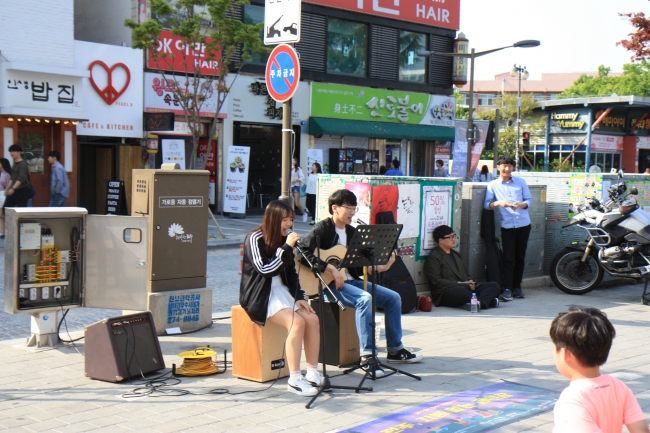 4월 29일 지붕없는공연장 -전북대 구정문거리  섬네일 파일